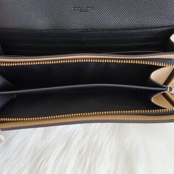 Beautiful Coach Wallet With Charm - Picture 7 of 8